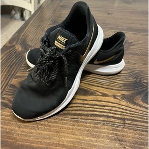 Nike Women Black & Gold Tennis Shoe